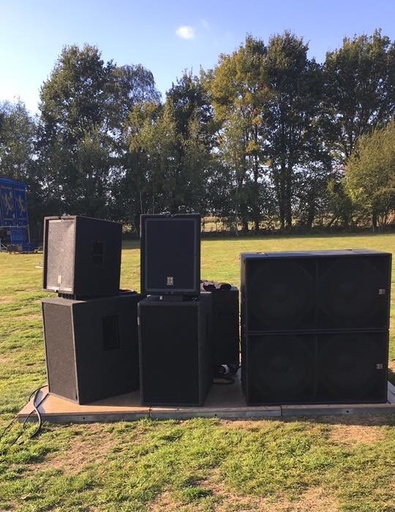 [Dubbele hoorngeladen set] Verhuur dubbel hoorngeladen geluidssysteem met 4 dubbel 18 inch subs.